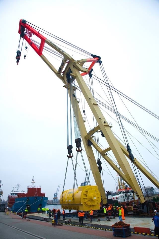 Ciężki przeładunek w gdańskim porcie-GospodarkaMorska.pl