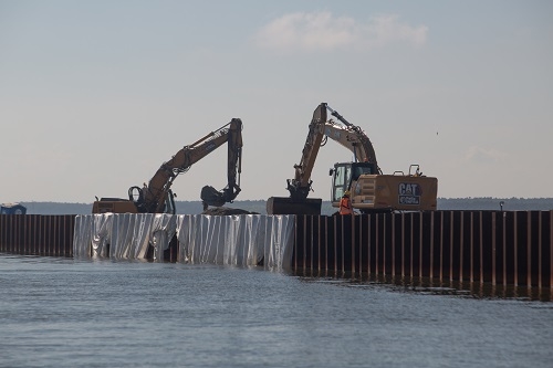 Mierzeja Wiślana. Prace kafarowe na sztucznej wyspie na finiszu [WIDEO]-GospodarkaMorska.pl