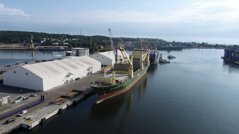 OT Port Gdynia. Zobacz spektakularny wyładunek warszawskich tramwajów [WIDEO, ZDJĘCIA]-GospodarkaMorska.pl