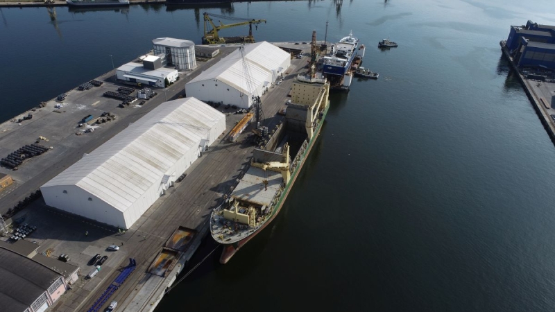 OT Port Gdynia. Zobacz spektakularny wyładunek warszawskich tramwajów [WIDEO, ZDJĘCIA]-GospodarkaMorska.pl