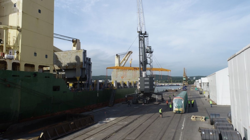OT Port Gdynia. Zobacz spektakularny wyładunek warszawskich tramwajów [WIDEO, ZDJĘCIA]-GospodarkaMorska.pl
