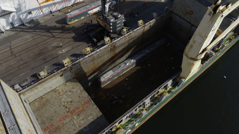 OT Port Gdynia. Zobacz spektakularny wyładunek warszawskich tramwajów [WIDEO, ZDJĘCIA]-GospodarkaMorska.pl