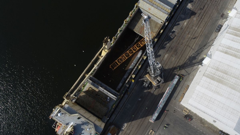 OT Port Gdynia. Zobacz spektakularny wyładunek warszawskich tramwajów [WIDEO, ZDJĘCIA]-GospodarkaMorska.pl