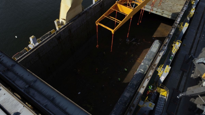 OT Port Gdynia. Zobacz spektakularny wyładunek warszawskich tramwajów [WIDEO, ZDJĘCIA]-GospodarkaMorska.pl