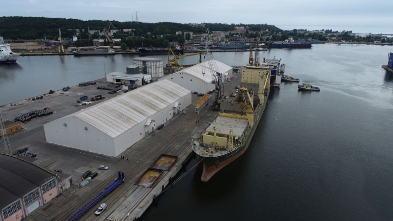 OT Port Gdynia. Zobacz spektakularny wyładunek warszawskich tramwajów [WIDEO, ZDJĘCIA]-GospodarkaMorska.pl