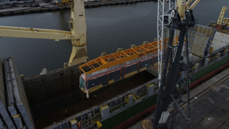 OT Port Gdynia. Zobacz spektakularny wyładunek warszawskich tramwajów [WIDEO, ZDJĘCIA]-GospodarkaMorska.pl