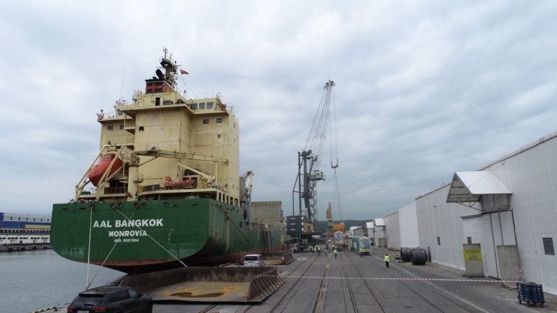 OT Port Gdynia. Zobacz spektakularny wyładunek warszawskich tramwajów [WIDEO, ZDJĘCIA]-GospodarkaMorska.pl