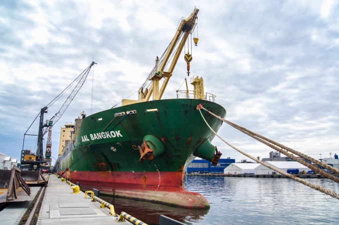 OT Port Gdynia. Zobacz spektakularny wyładunek warszawskich tramwajów [WIDEO, ZDJĘCIA]-GospodarkaMorska.pl
