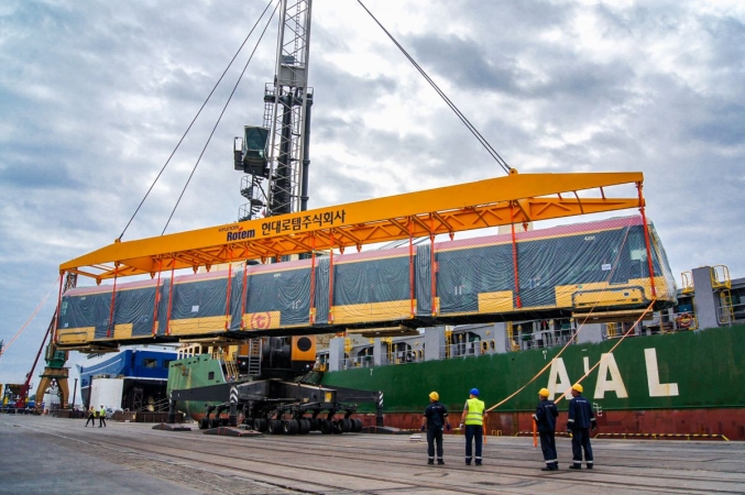 OT Port Gdynia. Zobacz spektakularny wyładunek warszawskich tramwajów [WIDEO, ZDJĘCIA]-GospodarkaMorska.pl