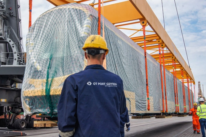 OT Port Gdynia. Zobacz spektakularny wyładunek warszawskich tramwajów [WIDEO, ZDJĘCIA]-GospodarkaMorska.pl
