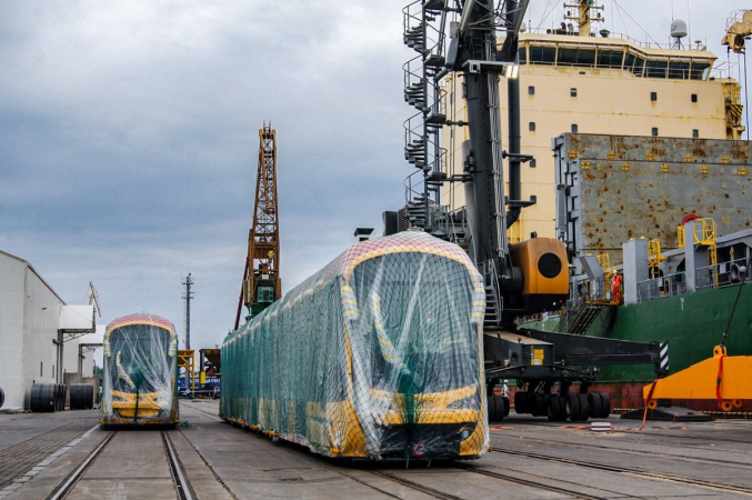 OT Port Gdynia. Zobacz spektakularny wyładunek warszawskich tramwajów [WIDEO, ZDJĘCIA]-GospodarkaMorska.pl