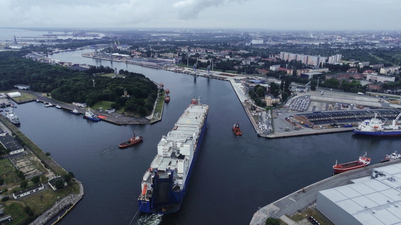 US Army już w Porcie Gdańsk. Zobacz ciężki sprzęt bojowy, który przypłynął z Teksasu [WIDEO, ZDJĘCIA]-GospodarkaMorska.pl