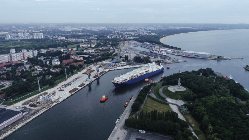 US Army już w Porcie Gdańsk. Zobacz ciężki sprzęt bojowy, który przypłynął z Teksasu [WIDEO, ZDJĘCIA]-GospodarkaMorska.pl