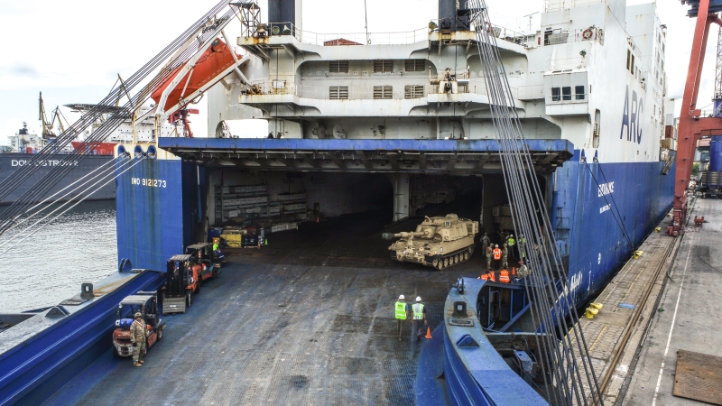US Army już w Porcie Gdańsk. Zobacz ciężki sprzęt bojowy, który przypłynął z Teksasu [WIDEO, ZDJĘCIA]-GospodarkaMorska.pl