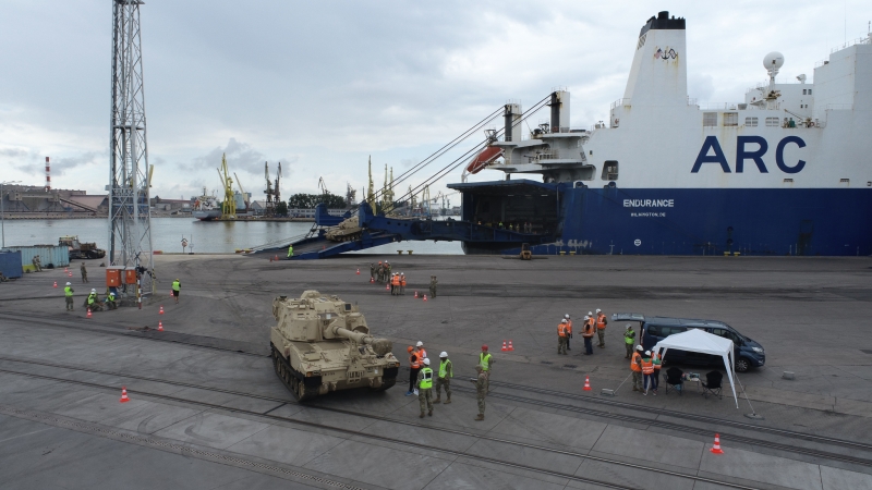 US Army już w Porcie Gdańsk. Zobacz ciężki sprzęt bojowy, który przypłynął z Teksasu [WIDEO, ZDJĘCIA]-GospodarkaMorska.pl