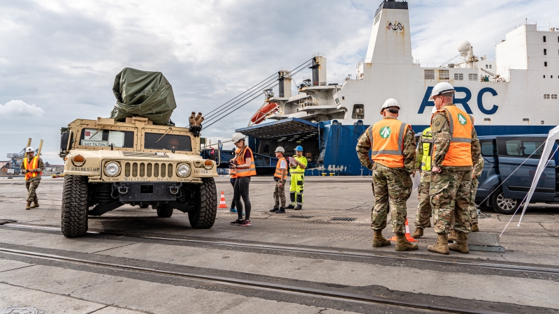 US Army już w Porcie Gdańsk. Zobacz ciężki sprzęt bojowy, który przypłynął z Teksasu [WIDEO, ZDJĘCIA]-GospodarkaMorska.pl