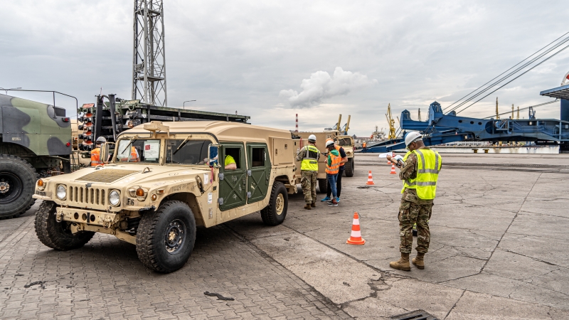 US Army już w Porcie Gdańsk. Zobacz ciężki sprzęt bojowy, który przypłynął z Teksasu [WIDEO, ZDJĘCIA]-GospodarkaMorska.pl