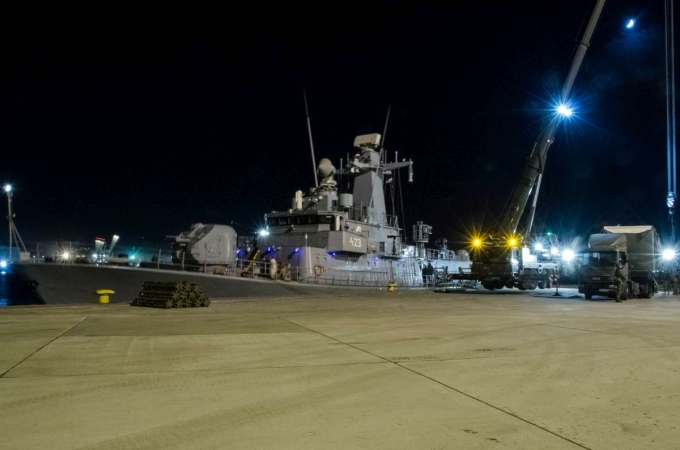 Nocny załadunek rakiet-GospodarkaMorska.pl