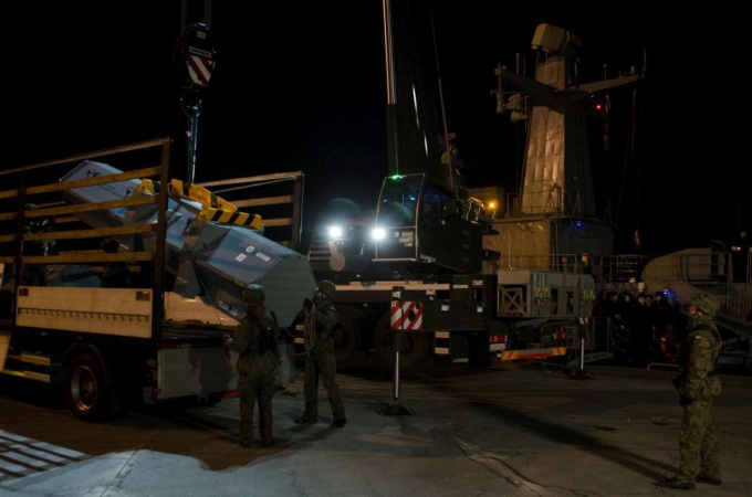 Nocny załadunek rakiet-GospodarkaMorska.pl