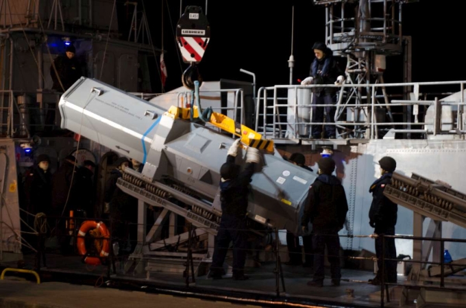 Nocny załadunek rakiet-GospodarkaMorska.pl