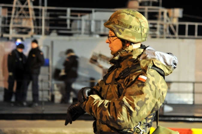 Nocny załadunek rakiet-GospodarkaMorska.pl