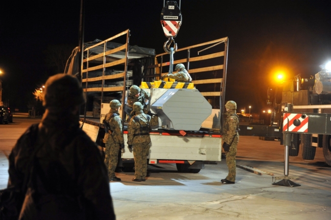 Nocny załadunek rakiet-GospodarkaMorska.pl