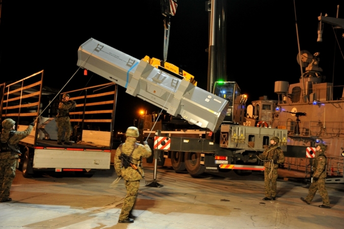 Nocny załadunek rakiet-GospodarkaMorska.pl