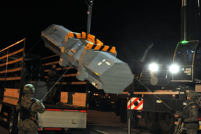 Nocny załadunek rakiet-GospodarkaMorska.pl
