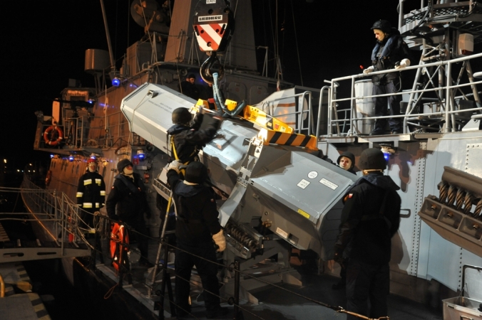 Nocny załadunek rakiet-GospodarkaMorska.pl