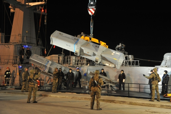 Nocny załadunek rakiet-GospodarkaMorska.pl