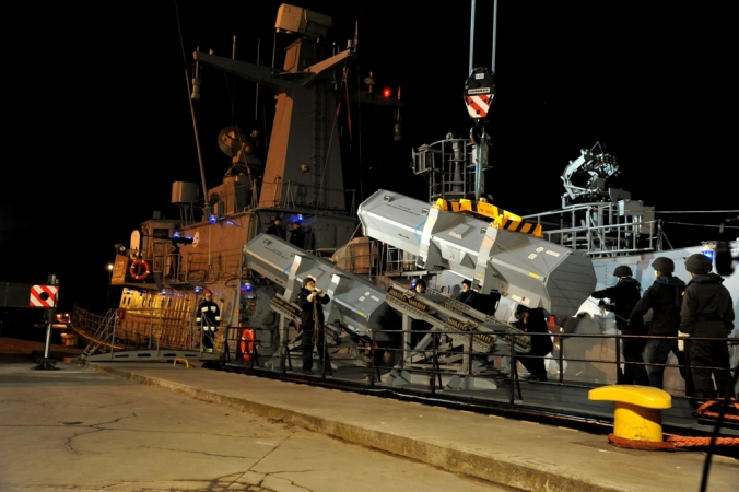 Nocny załadunek rakiet-GospodarkaMorska.pl