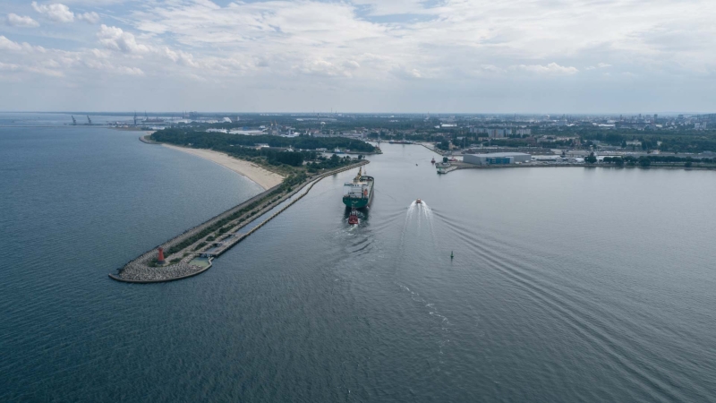 Port Gdańsk. Trwa załadunek Chipol Baoan, który przetrze Chipolbrokowi szlak na południe [WIDEO, ZDJĘCIA]-GospodarkaMorska.pl