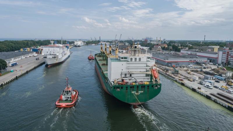 Port Gdańsk. Trwa załadunek Chipol Baoan, który przetrze Chipolbrokowi szlak na południe [WIDEO, ZDJĘCIA]-GospodarkaMorska.pl