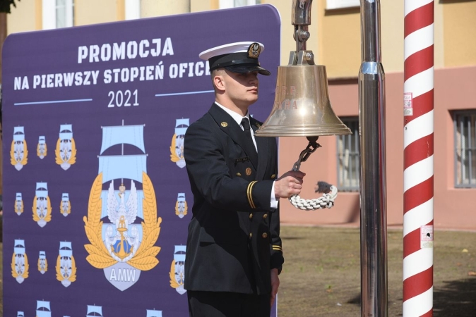 Akademia Marynarki Wojennej w Gdyni. Wyjątkowa promocja oficerska za nimi [ZDJĘCIA]-GospodarkaMorska.pl