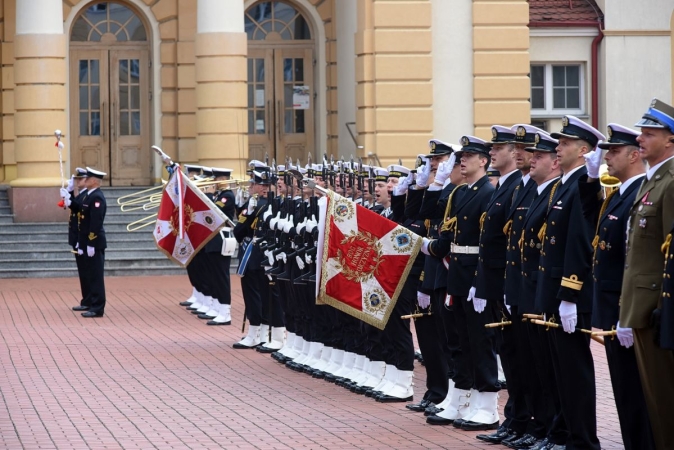 Akademia Marynarki Wojennej w Gdyni. Wyjątkowa promocja oficerska za nimi [ZDJĘCIA]-GospodarkaMorska.pl