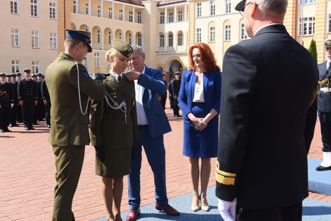 Akademia Marynarki Wojennej w Gdyni. Wyjątkowa promocja oficerska za nimi [ZDJĘCIA]-GospodarkaMorska.pl