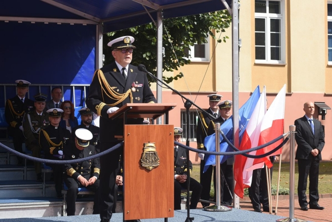 Akademia Marynarki Wojennej w Gdyni. Wyjątkowa promocja oficerska za nimi [ZDJĘCIA]-GospodarkaMorska.pl