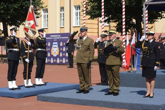Akademia Marynarki Wojennej w Gdyni. Wyjątkowa promocja oficerska za nimi [ZDJĘCIA]-GospodarkaMorska.pl