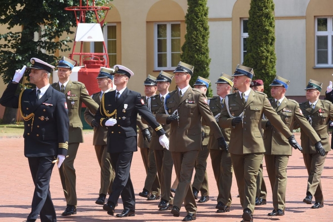 Akademia Marynarki Wojennej w Gdyni. Wyjątkowa promocja oficerska za nimi [ZDJĘCIA]-GospodarkaMorska.pl