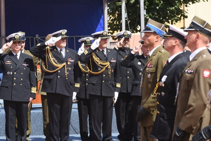 Akademia Marynarki Wojennej w Gdyni. Wyjątkowa promocja oficerska za nimi [ZDJĘCIA]-GospodarkaMorska.pl