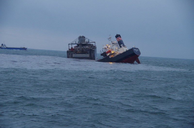Japonia. Wyciek ropy po katastrofie statku [ZDJĘCIA]-GospodarkaMorska.pl