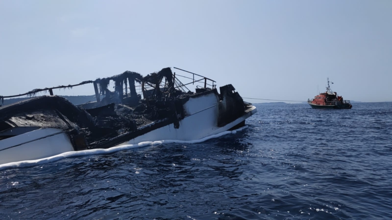 Superjacht Reine d'Azur doszczętnie spłonął u wybrzeży Francji [WIDEO, ZDJĘCIA]-GospodarkaMorska.pl
