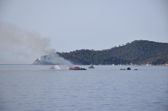 Superjacht Reine d'Azur doszczętnie spłonął u wybrzeży Francji [WIDEO, ZDJĘCIA]-GospodarkaMorska.pl