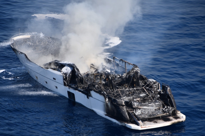 Superjacht Reine d'Azur doszczętnie spłonął u wybrzeży Francji [WIDEO, ZDJĘCIA]-GospodarkaMorska.pl