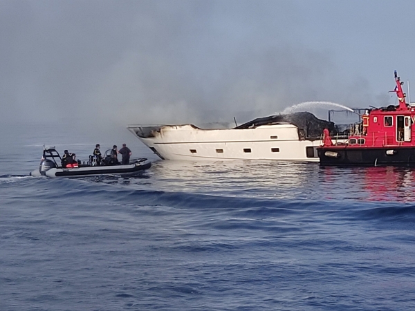 Superjacht Reine d'Azur doszczętnie spłonął u wybrzeży Francji [WIDEO, ZDJĘCIA]-GospodarkaMorska.pl