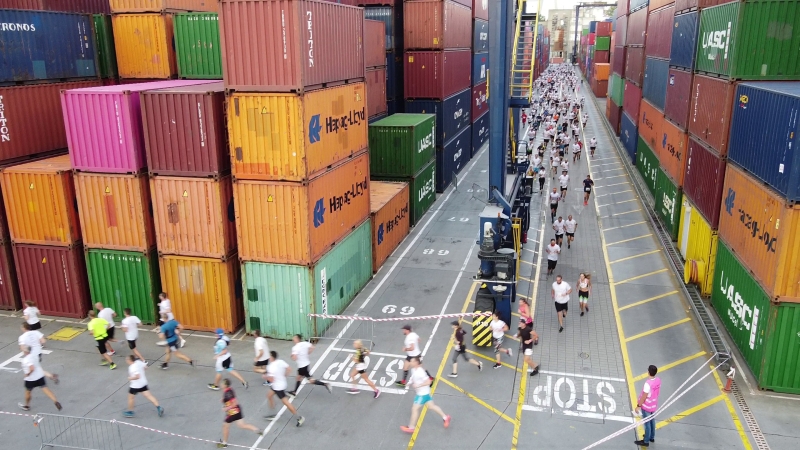 Terminal GCT w Porcie Gdynia stał się areną dla biegaczy. Kilkuset uczestników pierwszego biegu po terminalu kontenerowym w Polsce [foto, wideo]-GospodarkaMorska.pl