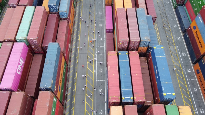 Terminal GCT w Porcie Gdynia stał się areną dla biegaczy. Kilkuset uczestników pierwszego biegu po terminalu kontenerowym w Polsce [foto, wideo]-GospodarkaMorska.pl