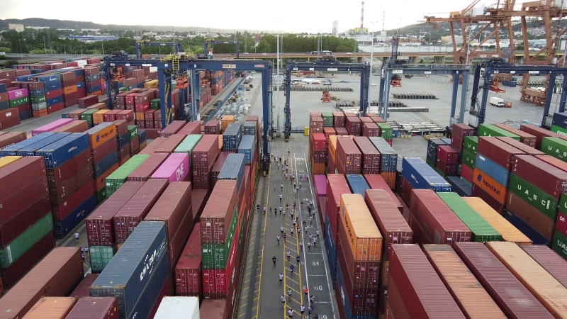 Terminal GCT w Porcie Gdynia stał się areną dla biegaczy. Kilkuset uczestników pierwszego biegu po terminalu kontenerowym w Polsce [foto, wideo]-GospodarkaMorska.pl