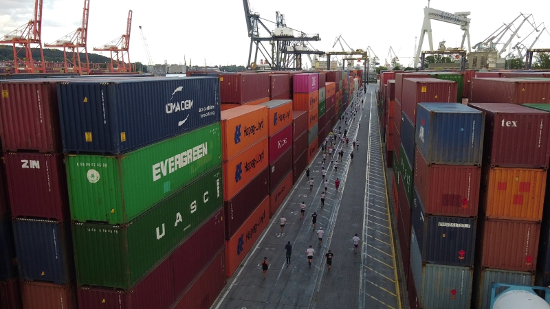 Terminal GCT w Porcie Gdynia stał się areną dla biegaczy. Kilkuset uczestników pierwszego biegu po terminalu kontenerowym w Polsce [foto, wideo]-GospodarkaMorska.pl