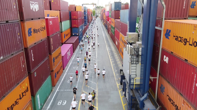 Terminal GCT w Porcie Gdynia stał się areną dla biegaczy. Kilkuset uczestników pierwszego biegu po terminalu kontenerowym w Polsce [foto, wideo]-GospodarkaMorska.pl